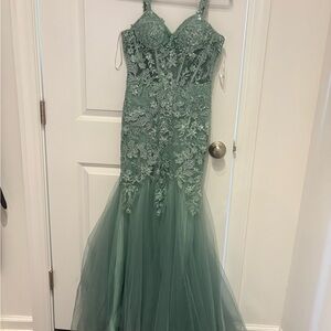 Elegant Lace Green Prom Dress